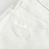 Lavt sittende mini-shorts i hvit denim med slitt look