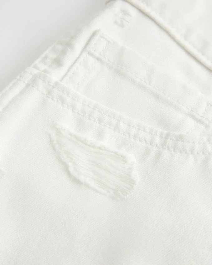 Lavt sittende mini-shorts i hvit denim med slitt look