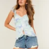 Lavt sittende mini-shorts i mediumvasket denim med slitt look