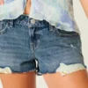 Lavt sittende mini-shorts i mediumvasket denim med slitt look