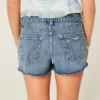 Lavt sittende mini-shorts i mediumvasket denim med slitt look