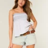Lavt sittende minishorts i lys denim