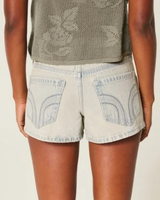 Lavt sittende minishorts i lys denim