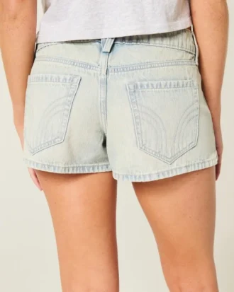 Lavt sittende minishorts i lys denim