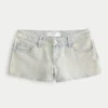 Lavt sittende minishorts i lys denim