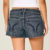 Lavt sittende minishorts i mørk vasket denim