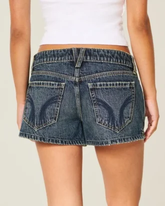 Lavt sittende minishorts i mørk vasket denim