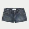 Lavt sittende minishorts i mørk vasket denim