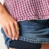 Lavt sittende miniskjørt i denim med nitter