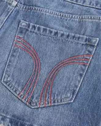 Lavt sittende miniskjørt i denim med røde sømmer