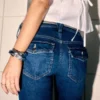 Lavt sittende mørkvaskede bootcut-jeans