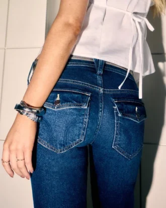 Lavt sittende mørkvaskede bootcut-jeans
