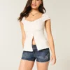 Lavt sittende, mørkvaskede, broderte denimshorts