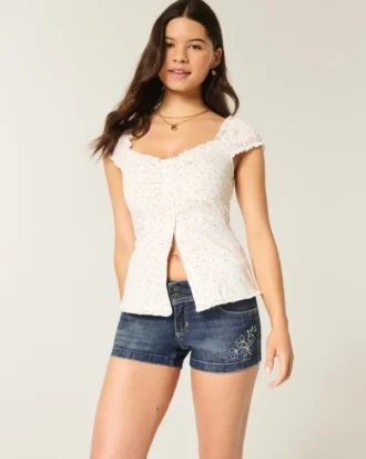 Lavt sittende, mørkvaskede, broderte denimshorts