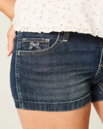Lavt sittende, mørkvaskede, broderte denimshorts