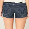 Lavt sittende, mørkvaskede, broderte denimshorts