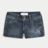 Lavt sittende, mørkvaskede, broderte denimshorts