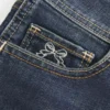 Lavt sittende, mørkvaskede, broderte denimshorts