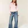 Lavt sittende, mørkvasket baggy jeans med blomsterbroderi