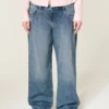 Lavt sittende, mørkvasket baggy jeans med blomsterbroderi