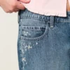 Lavt sittende, mørkvasket baggy jeans med blomsterbroderi