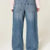 Lavt sittende, mørkvasket baggy jeans med blomsterbroderi