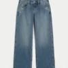 Lavt sittende, mørkvasket baggy jeans med blomsterbroderi