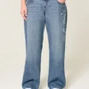 Lavt sittende, mørkvasket baggy jeans med broderi «Class of ’26»