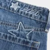 Lavt sittende, mørkvasket baggy jeans med broderi «Class of ’26»