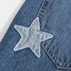 Lavt sittende, mørkvasket baggy jeans med broderi «Class of ’26»