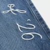 Lavt sittende, mørkvasket baggy jeans med broderi «Class of ’26»