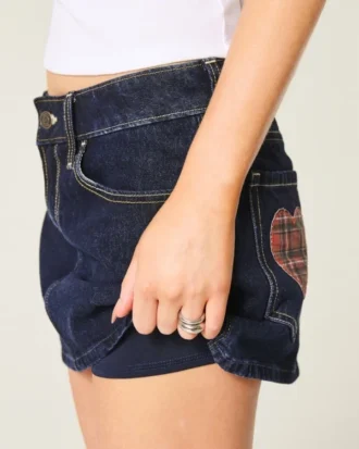 Lavt sittende mørkvasket miniskjørt i denim med rutete lommer