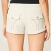 Lavt sittende poplin-shorts med blomstermønster på baklommen