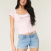 Lavt sittende, revne shorts i lys denim