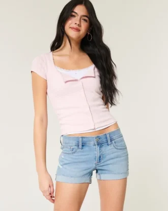 Lavt sittende, revne shorts i lys denim