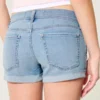 Lavt sittende, revne shorts i lys denim