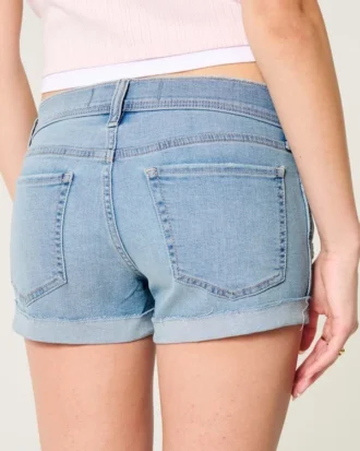 Lavt sittende, revne shorts i lys denim