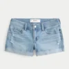 Lavt sittende, revne shorts i lys denim