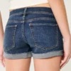 Lavt sittende, revne shorts i mørk denim