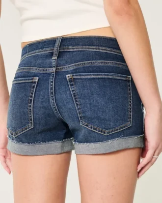 Lavt sittende, revne shorts i mørk denim