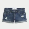 Lavt sittende, revne shorts i mørk denim