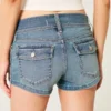 Lavt sittende shorts i lys denim