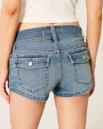Lavt sittende shorts i lys denim