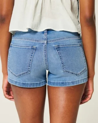 Lavt sittende shorts i mediumvasket denim
