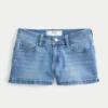 Lavt sittende shorts i mediumvasket denim