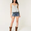 Lavt sittende shorts i mediumvasket denim