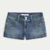 Lavt sittende shorts i mediumvasket denim