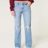 Lavt sittende, slitte jeans med medium vask og avslappet, rett passform