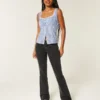 Lavt sittende, vasket svart bootcut-jeans