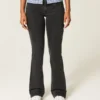Lavt sittende, vasket svart bootcut-jeans